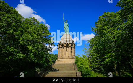 Detmold, Lipperland, Renania settentrionale-Vestfalia, Germania - Hermannsdenkmal, in memoria del Fondatore Cheruscan Arminius è la più alta statua in Germania. Foto Stock