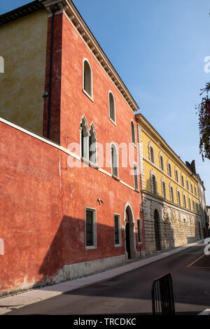 Una vista del XVII secolo il Palazzo Moscardo lungo Via Camuzzon, Soave. Italia Foto Stock