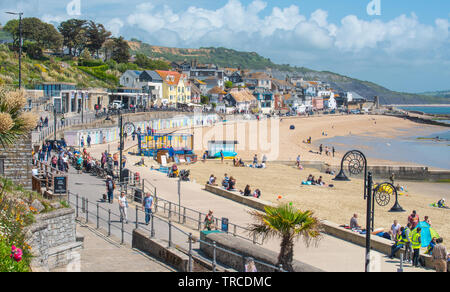 Lyme Regis, Dorset, Regno Unito. Il 3 giugno 2019. Regno Unito Meteo: una giornata di sole e cieli azzurri presso la pittoresca località balneare di Lyme Regis. Gli ospiti godono di un'altra giornata di sole e un brillante inizio alla settimana. Credito: Celia McMahon/Alamy Live News. Foto Stock