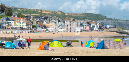 Lyme Regis, Dorset, Regno Unito. Il 3 giugno 2019. Regno Unito Meteo: una giornata di sole e cieli azzurri presso la pittoresca località balneare di Lyme Regis. Gli ospiti godono di un'altra giornata di sole e un brillante inizio alla settimana. Credito: Celia McMahon/Alamy Live News. Foto Stock