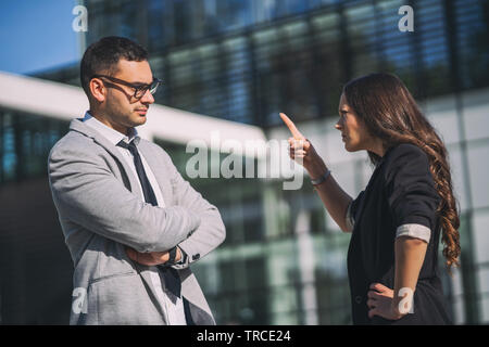 Colleghi di lavoro che stanno sostenendo al di fuori dell'edificio dell'azienda. Foto Stock