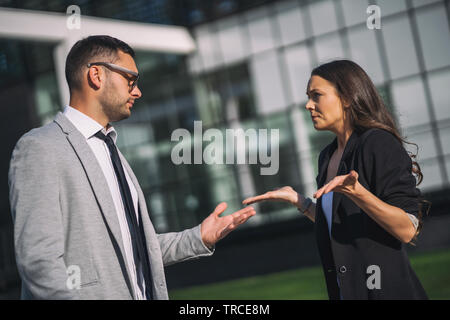 Colleghi di lavoro che stanno sostenendo al di fuori dell'edificio dell'azienda. Foto Stock