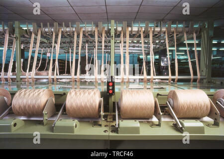 Tessitura di materie tessili macchina in un mulino di tessili, INDIA Foto Stock