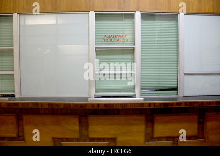 Sportelli di servizio nella ex Hornsey Town Hall, Londra, progettato da Reginald Uren in stile modernista e aperto nel 1935. Foto Stock