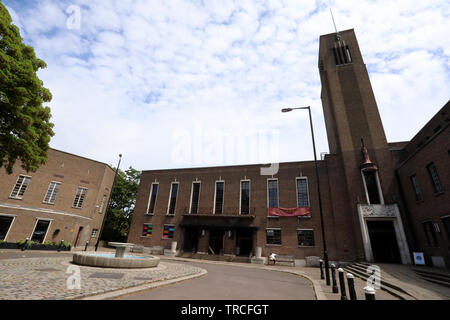 Esterno dell'ex Hornsey Town Hall, Londra, progettato da Reginald Uren in stile modernista e aperto nel 1935. Foto Stock