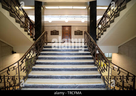 La scala principale dell'ex Hornsey Town Hall, Londra, progettato da Reginald Uren in stile modernista e aperto nel 1935. Foto Stock