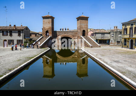 Comacchio, Emilia Romagna, Italia - 2 Giugno 2019: la gente visita Trepponti. Il villaggio di pescatori è situato in una laguna circondata da zone umide e è b Foto Stock