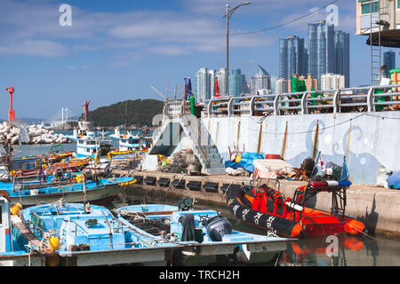 Busan, Corea del Sud - 17 Marzo 2018: barche da pesca ormeggiate nel piccolo porto di Busan city Foto Stock