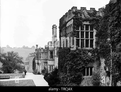 Dal giardino superiore affacciato sul giardino inferiore, che a Haddon Hall nel Derbyshire. Foto scattata probabilmente nel 1920. Si tratta di un vetro negativo e formata solo uno dei 102 negativi etichettato "Crich'. Tutti sono disponibili su Alamy e possono essere trovati sotto la parola chiave 'Crich 1920s'. Foto Stock