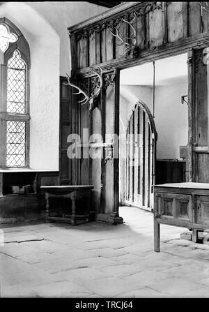 Sala banchetti e schermo del passaggio, che a Haddon Hall nel Derbyshire. Foto scattata probabilmente nel 1920. Si tratta di un vetro negativo e formata solo uno dei 102 negativi etichettato "Crich'. Tutti sono disponibili su Alamy e possono essere trovati sotto la parola chiave 'Crich 1920s'. Foto Stock