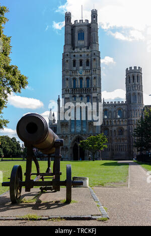 Visto di fronte alla torre ovest della Cattedrale di Ely, il Cannone russo catturati durante la Guerra di Crimea che fu presentato al popolo di Ely dalla Regina Foto Stock