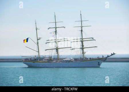 Mircea tall ship di lasciare il porto di Barcellona. Foto Stock
