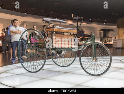 Stoccarda, Germania - vetture tedesche sono sempre state famose in tutto il mondo. Qui in particolare il Museo Mercedes Foto Stock