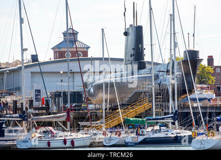 Royal Navy Submarine Museum a Gosport, Hampshire visto dal Haslar Marina. Foto Stock