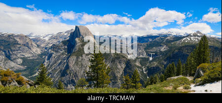 Half Dome, Nevada & primaverile cade, il Parco Nazionale Yosemite in California Foto Stock