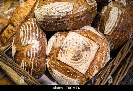 Fresche artigianali fatti a mano focacce di pane per la vendita sul display in un cestello. Foto Stock