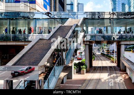 Cavalcavia pedonali e la skyline di Hong Kong, Hong Kong, Cina Foto Stock
