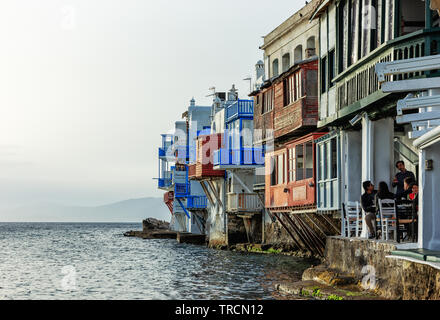 La città di Mykonos, Grecia - Maggio 2019: vista della piccola Venezia che si affaccia su acque blu turchese a Mykonos, Grecia. Foto Stock
