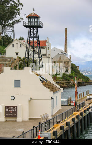 Torre di avvistamento & Dock, Alcatraz, San Francsico bay, California Foto Stock