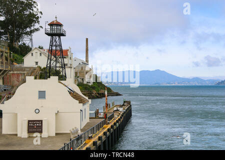 Torre di avvistamento & Dock, Alcatraz, San Francsico bay, California Foto Stock