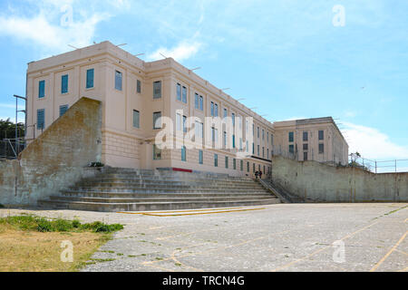 Blocco di cella e Rec cantiere all'Alcatraz, la baia di San Francisco, California Foto Stock