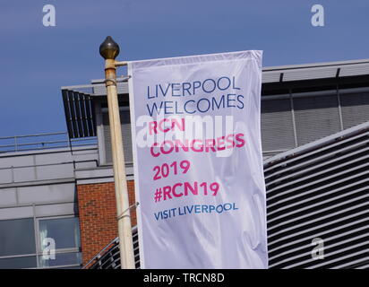 Bandiera fuori l'ACC in Liverpool durante il Royal College of Nursing congresso annuale Foto Stock