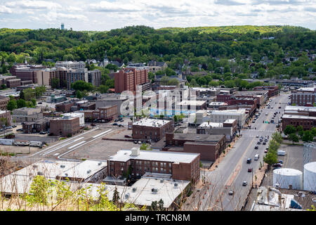 Paesaggio urbano vista aerea di Ala Rossa Minnesota affari e il quartiere commerciale, come si vede dal fienile Bluff trail Foto Stock