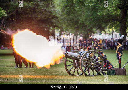 Londra, Regno Unito. Il 3 giugno 2019. Per onorare la visita di Stato del Presidente e la First Lady degli Stati Uniti d'America una pistola di Salute è cotto come essi arrivano a Buckingham Palace Foto Stock