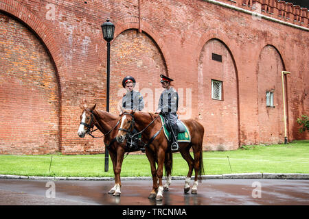 Due Mosca gli ufficiali di polizia a cavallo presso le mura del Cremlino di Mosca FEDERAZIONE RUSSA Foto Stock