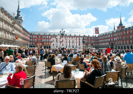 La gente seduta sulle terrazze. Plaza Mayor, Madrid, Spagna. Foto Stock