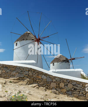 Iconici mulini a vento di Mykonos in Grecia contro un cielo blu. Foto Stock