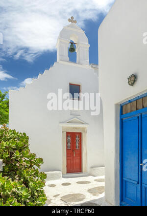 Piccola chiesa cattolica a Mykonos, Grecia. Foto Stock