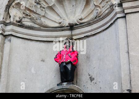 Bruxelles, Belgio - Maggio 2019: Mannekin Pis in una cerniera rosa giacca. Foto Stock