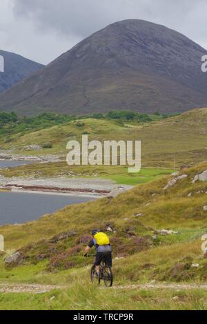 Mountain Biker da Loch Slapin e Beinn na Caillich, Red Cuillin Hills sotto un nuvoloso cielo di autunno. Vedere di Skye, Scotland, Regno Unito. Foto Stock