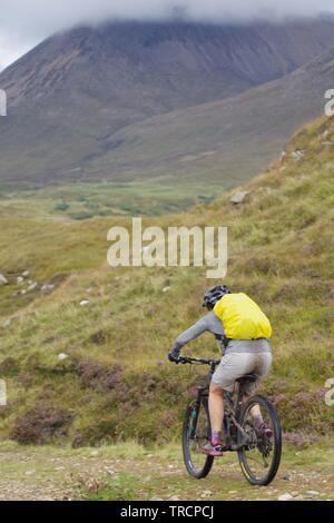 Mountain Biker da Loch Slapin e Beinn na Caillich, Red Cuillin Hills sotto un nuvoloso cielo di autunno. Vedere di Skye, Scotland, Regno Unito. Foto Stock