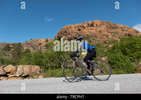 Femmina sul ciclista Leka Isola, Norvegia Foto Stock