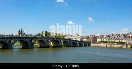 Vista sul ponte Jacques Gabriel e la città di Blois al tramonto , Loir-et-Cher reparto, Center-Val de la Loire, in Francia, in Europa Foto Stock