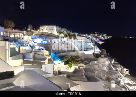 Una lunga esposizione colpo di Oia - Santorini, Grecia di notte. Foto Stock