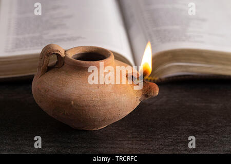 Un acceso antica lampada ad olio con un aprire la Bibbia la tua parola è  una lampada ai miei piedi Foto stock - Alamy