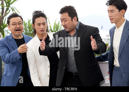 Direttore Lee Won-tae, con attori Kim Sung-Kyu, don Lee e Kim Moo-Yul presso il gangster, Cop, Il diavolo pellicola fotografica chiamata presso la 72a Cannes Film Festival, giovedì 23 maggio 2019, Cannes, Francia. Photo credit: Doreen Kennedy Foto Stock