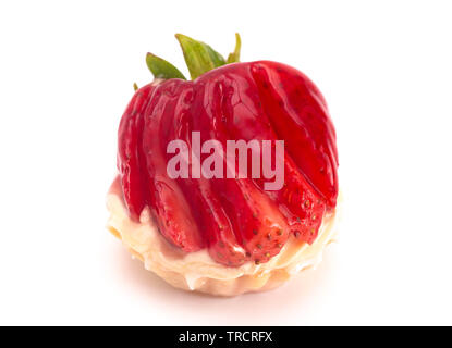 Mini crostata di fragole isolato su uno sfondo bianco Foto Stock