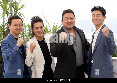 Direttore Lee Won-tae, con attori Kim Sung-Kyu, don Lee e Kim Moo-Yul presso il gangster, Cop, Il diavolo pellicola fotografica chiamata presso la 72a Cannes Film Festival, giovedì 23 maggio 2019, Cannes, Francia. Photo credit: Doreen Kennedy Foto Stock