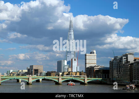 Il grattacielo Shard edificio nel paesaggio urbano in vista del sud di Londra e la Southwark Bridge dalla banca del Nord in Londra England Regno Unito Europa KATHY DEWITT Foto Stock