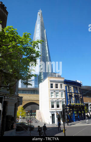 Il grattacielo Shard edificio dal Tooley Street pub Shipwright bracci verticali nel paesaggio urbano in vista di South London Inghilterra England Regno Unito Europa KATHY DEWITT Foto Stock