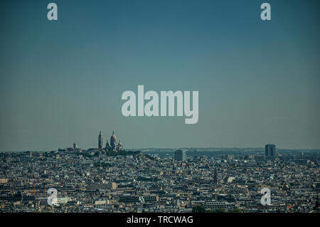 Skyline, Basilica del Sacro Cuore e gli edifici visto dalla Torre Eiffel a Parigi. Uno dei più imponenti del mondo centro culturale in Francia. Foto Stock