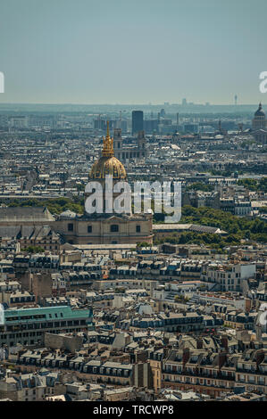 Skyline, edifici e Les Invalides cupola vista dalla Torre Eiffel a Parigi. Uno dei più imponenti del mondo centro culturale in Francia. Foto Stock