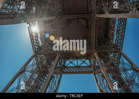 Vista della struttura di ferro dalla sommità della torre Eiffel con il sole a Parigi. Uno dei più imponenti del mondo centro culturale in Francia. Foto Stock