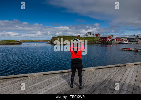 Ciclista femmina visitando Vega Isola, Norvegia Foto Stock