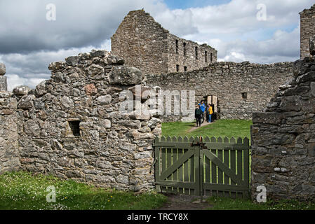 Vista di Ruthven Barracks dalle stalle, sia ora rovine e di proprietà di Historic Scotland, vicino a Kingussie in Cairngorms National Park, Scotland, Regno Unito. Foto Stock