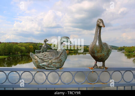 VINNYTSIA, Ucraina - 29 Aprile 2019: Statua del giovane di oche sul ponte di Kyiv ringhiera Foto Stock